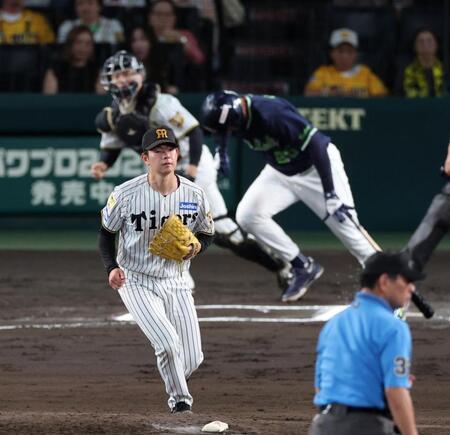 ６回、下村はサンタナを併殺に打ち取る（撮影・山口登）
