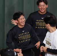 笑顔を見せる伊原（撮影・佐々木彰尚）