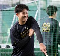 ストレッチをする伊原（撮影・田中太一）