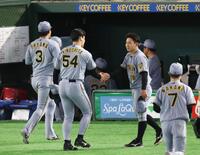 ６回、木下を出迎える伊原（撮影・佐々木彰尚）