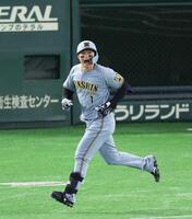 　６回、２ランを放ち、ほえる森下（撮影・佐々木彰尚）
