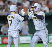 ６回、２ラン放ち、中野（左）とタッチを交わす森下（撮影・西岡正）
