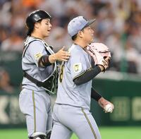 １回、巨人に先制点を献上し、梅野隆太郎（左）に慰められる阪神・伊原陵人＝東京ドーム（撮影・西岡正）