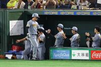 ６回、２ランを放った森下を出迎える藤川監督（撮影・佐々木彰尚）