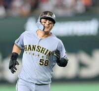 　２回、２ランを放った前川は笑顔で三塁へ走る（撮影・田中太一）