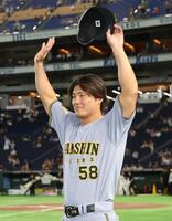 お立ち台でファンの声援に応える前川（撮影・田中太一）