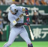 　５回、中前に２点適時打を放つ大山（撮影・西岡正）