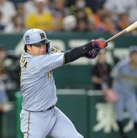 ３回、中前に２点適時打を放つ大山（撮影・西岡正）