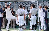 オールスター選出のキハダ（右）らのあいさつを受け、話をする藤川監督（撮影・田中太一）