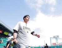 練習後、グラウンドを引き揚げる藤川監督（撮影・西田忠信）