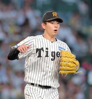 ５回、佐藤輝の悪送球で松下の出塁を許した下村（撮影・西田忠信）