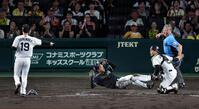 ５回、三走の松下は山野辺の内野ゴロで本塁を狙うもタッチアウト。しかし、リプレイ検証でセーフになる（撮影・山口登）