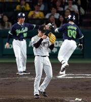 ６回、下村は赤羽に勝ち越しソロを許す（撮影・山口登）