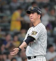６回の攻撃を終え、選手交代を告げた藤川監督（撮影・西田忠信）