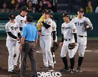 ５回、マウンドで汗をタオルで拭く下村（撮影・山口登）