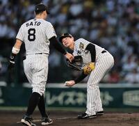 ５回、失策の佐藤輝に声をかけられる下村（撮影・田中太一）