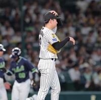 ６回、赤羽（左）に勝ち越しソロを浴びた下村（撮影・西田忠信）