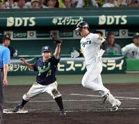 ７回、併殺に倒れる前川（撮影・山口登）
