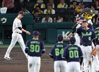 ヤクルトに敗れ、整列に向かう藤川監督（撮影・山口登）