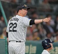 ９回、植田を代走に送る藤川監督（撮影・西田忠信）