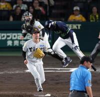 ６回、下村はサンタナを併殺に打ち取る（撮影・山口登）