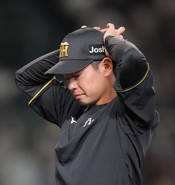 敗戦後、悔しそうに引き揚げる下村（撮影・西田忠信）