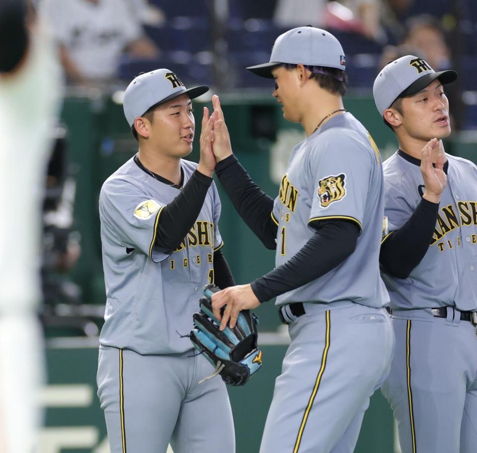 巨人に勝利し、森下（右）とタッチを交わす伊原（撮影・西岡正）