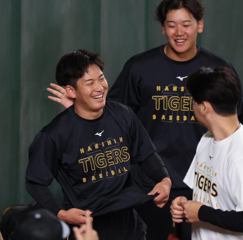 笑顔を見せる伊原（撮影・佐々木彰尚）