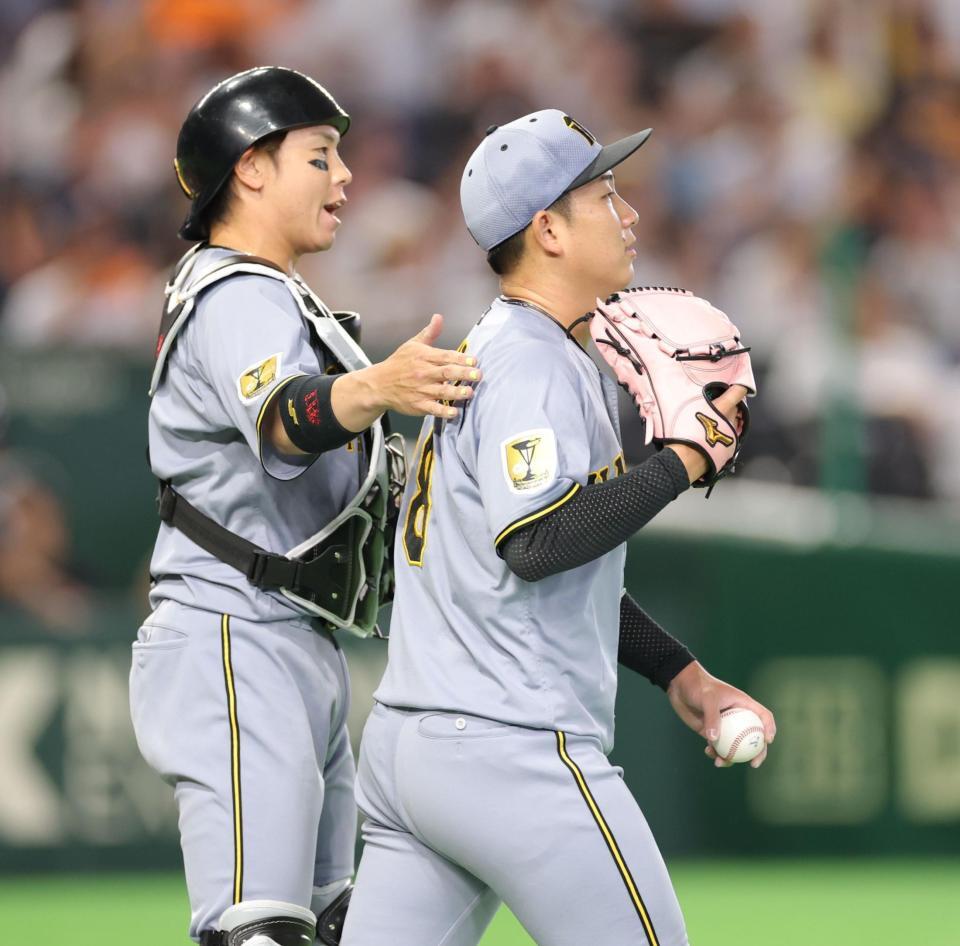 １回、巨人に先制点を献上し、梅野隆太郎（左）に慰められる阪神・伊原陵人＝東京ドーム（撮影・西岡正）