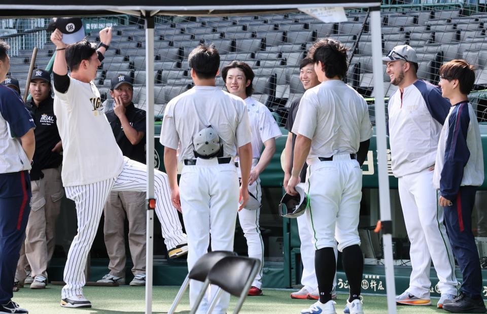 オールスター選出のキハダ（右）らのあいさつを受け、話をする藤川監督（撮影・田中太一）
