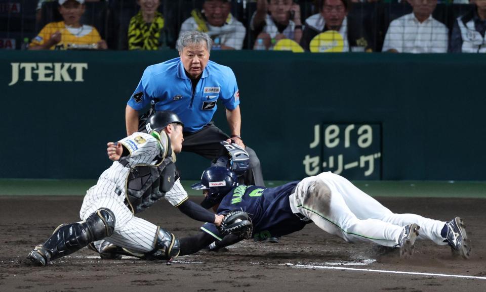 ５回、三走の松下は山野辺の内野ゴロで本塁を狙うもタッチアウト。しかし、リプレイ検証でセーフになる（捕手・坂本）＝撮影・山口登