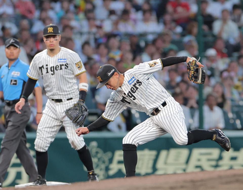 ５回、高橋の遊ゴロで失策する熊谷（右）＝撮影・西田忠信