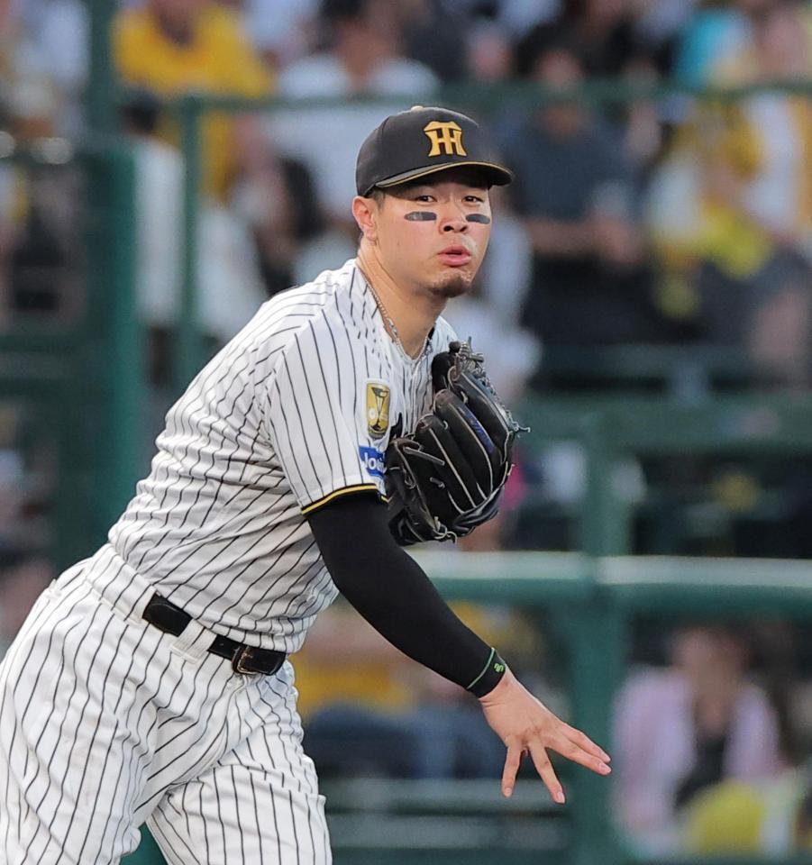 ５回、松下の打球を一塁へ悪送球する佐藤輝（撮影・西田忠信）