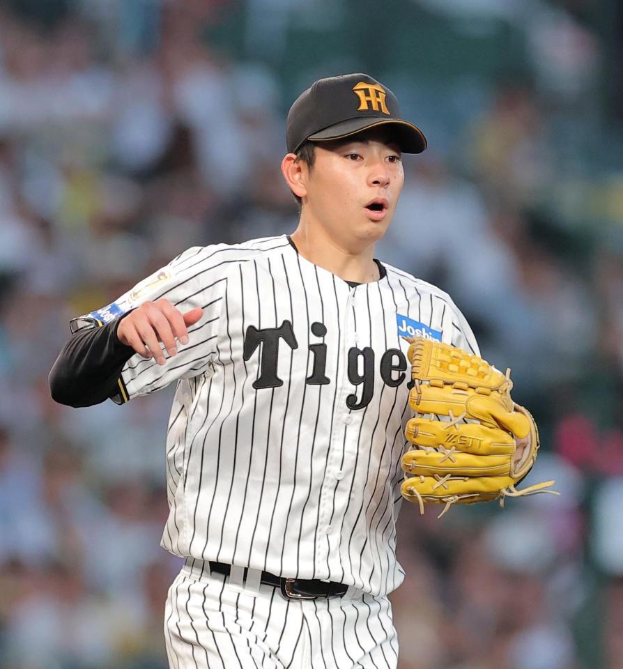 ５回、佐藤輝の悪送球で松下の出塁を許した下村（撮影・西田忠信）