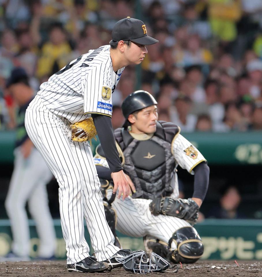 ５回、松下の生還を許した下村と坂本（右）のバッテリー（撮影・西田忠信）