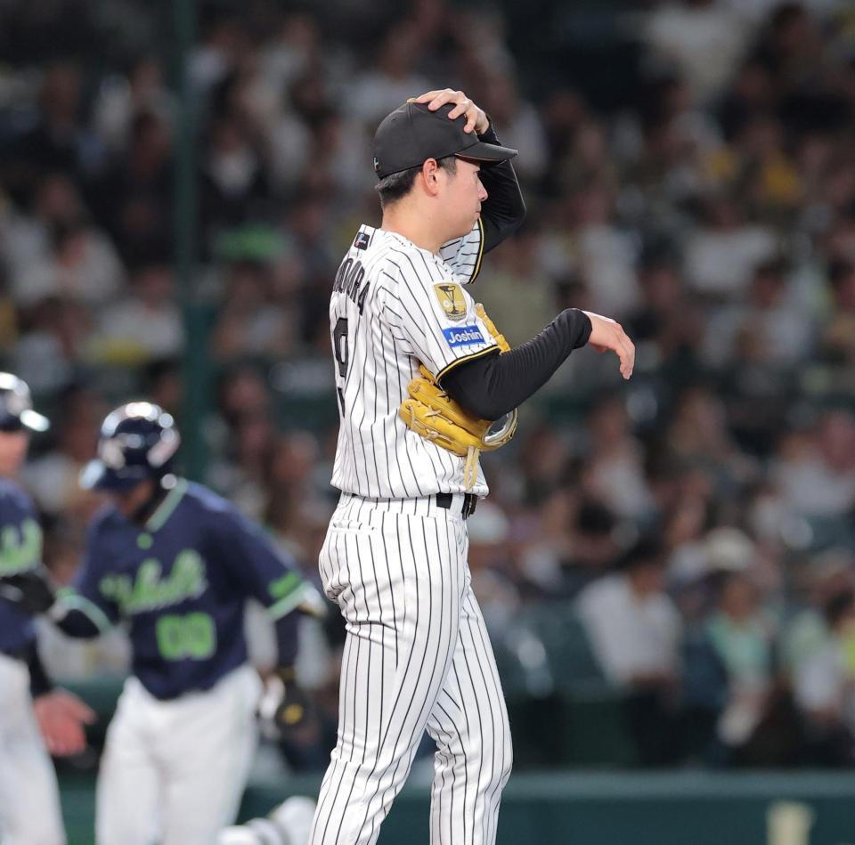 ６回、赤羽（左）に勝ち越しソロを浴びた下村（撮影・西田忠信）