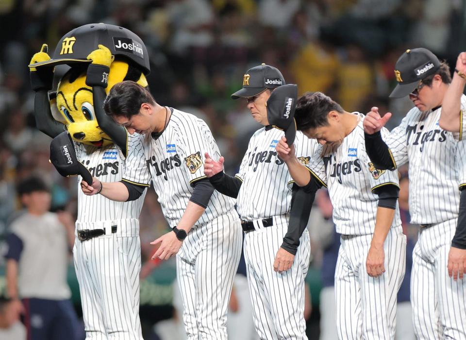 ヤクルトに敗れスタンドに一礼する藤川監督（左）ら（撮影・西田忠信）