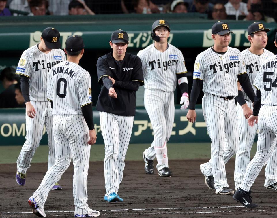 試合を終え、整列に向かう下村ら阪神ナイン（撮影・山口登）