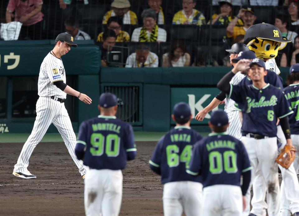 ヤクルトに敗れ、整列に向かう藤川監督（撮影・山口登）