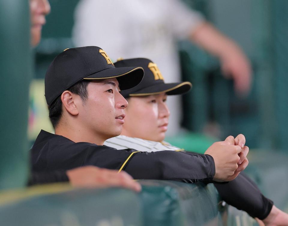 ９回、ベンチから試合を見つめる下村（撮影・西田忠信）