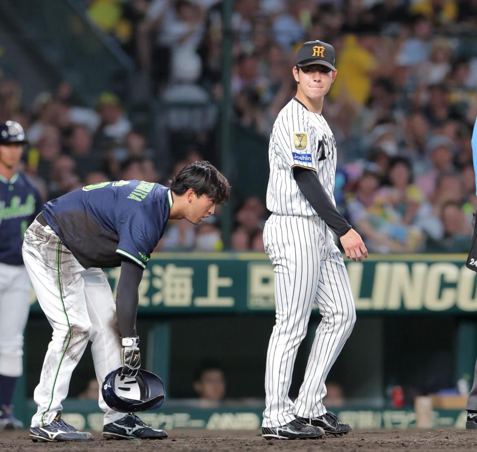 ５回、熊谷の野選で松下（左）に栄冠を許し唇をかむ下村（撮影・西田忠信）