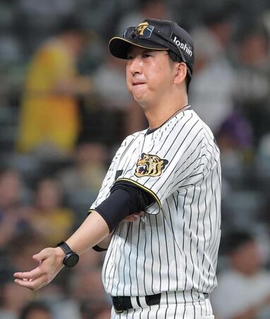 　６回の攻撃を終え、選手交代を告げた藤川監督