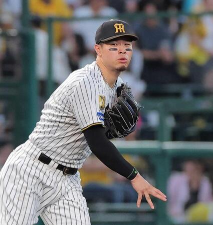 　５回、松下の打球を一塁へ悪送球する佐藤輝（撮影・西田忠信）