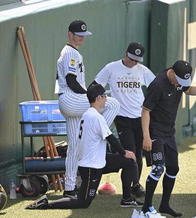 １軍に合流し、話しするルーカス（左）と近本（撮影・飯室逸平）