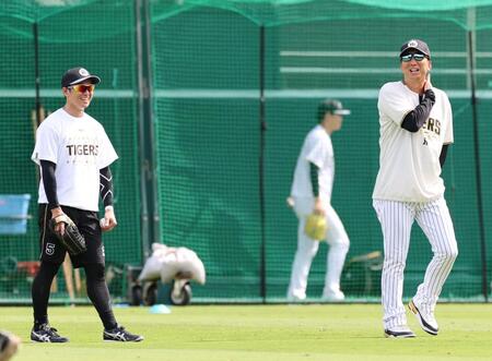 １軍に合流した近本（左）に声を掛ける藤川監督（撮影・山口登）