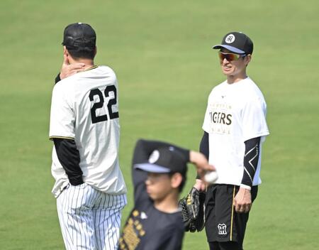 藤川監督（２２）と話す近本（撮影・飯室逸平）