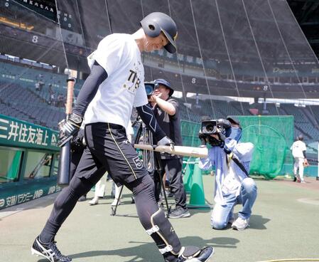 打撃練習に向かう近本（撮影・西田忠信）