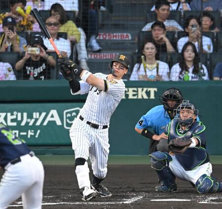 ２回、先制の１７号ソロを放つ佐藤輝（撮影・飯室逸平）