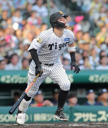 ２回、先制ソロを放つ佐藤輝（撮影・西田忠信）