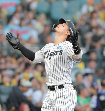 ２回、先制ソロを放ち天を仰ぐ佐藤輝（撮影・西田忠信）